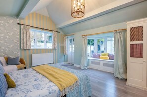 House, Garden View | 3 bedrooms, iron/ironing board, free WiFi - 16th Century Thatched Cottage (Oxford)