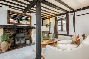 Interior - 16th Century Thatched Cottage (Oxford)