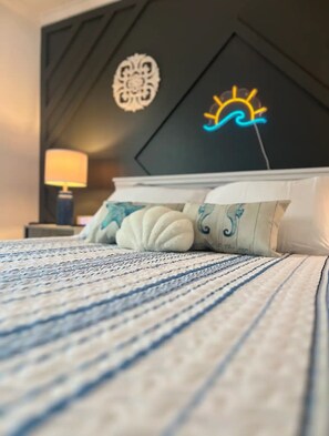 3 habitaciones, escritorio y tabla de planchar con plancha