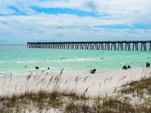 Beach - 3 bed / 2 bath home in Navarre, FL - Sleeps 8! Pet-friendly. 30-night min stay. (Navarre)