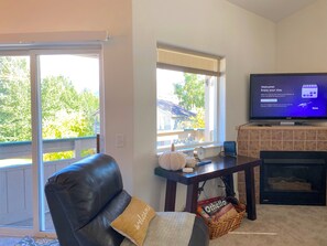 Smart TV, fireplace