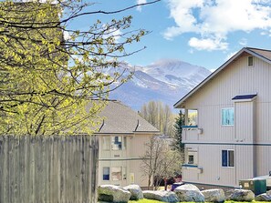 Exterior - Reflection Lake in UMED District: a tranquil setting in midst of an active city (Anchorage)