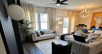 Spacious 4 bedroom house with fitness room and WiFi in charming Glenn Heights.