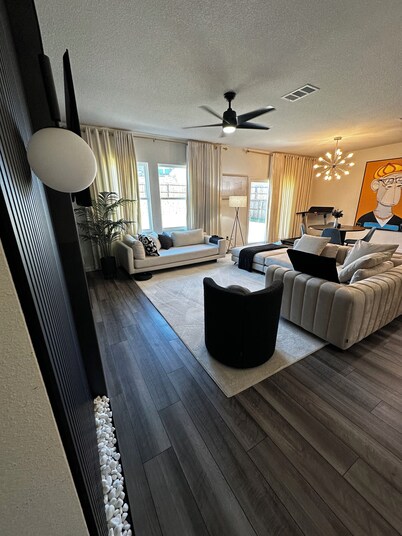 Spacious 4 bedroom house with fitness room and WiFi in charming Glenn Heights.