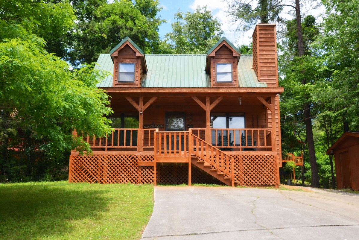 Cozy 3-bedroom cabin in charming Pigeon Forge with AC, WiFi- 2.7 from downtown.