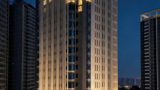 Un immeuble de grande hauteur, avec des fenêtres illuminées et une enseigne indiquant qu’il s’agit d’un hôtel.
