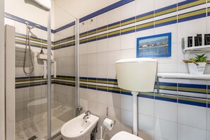 Regadera, secadora de cabello, bidet 