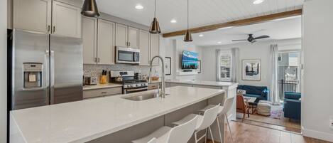 Refrigerador, microondas, horno, placa de cocina