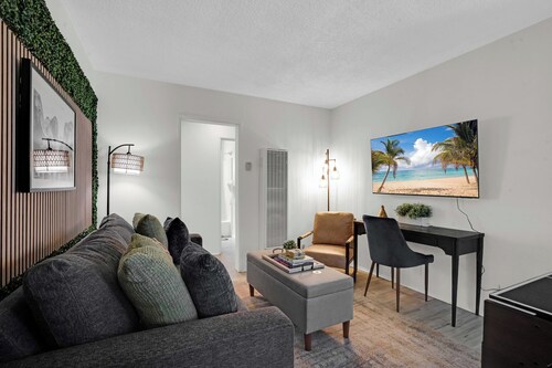 6th Haven, Arcades, King Size Bed, Fun Games, 1 Mile to Beaches, AC Unit, Fits 6