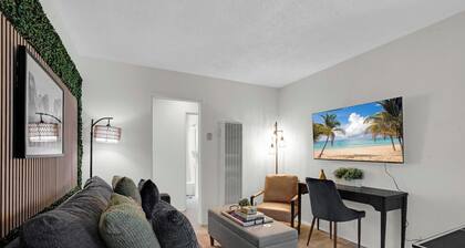6th Haven, Arcades, King Size Bed, Fun Games, 1 Mile to Beaches, AC Unit, Fits 6