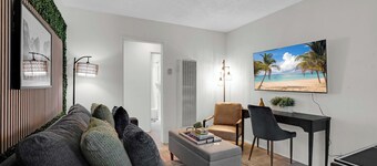 6th Haven, Arcades, King Size Bed, Fun Games, 1 Mile to Beaches, AC Unit, Fits 6