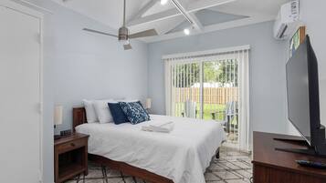 4 soverom, skrivebord, strykejern/-brett og reiseseng for barn