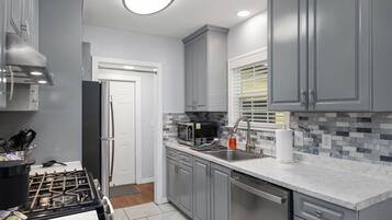 冰箱、微波炉、烤箱、炉灶