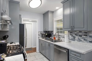 Een koelkast, een microgolfoven, een oven, een kookplaat