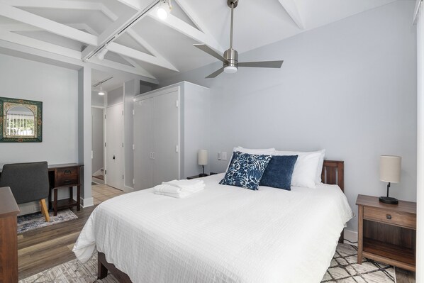 4 habitaciones, escritorio y tabla de planchar con plancha 