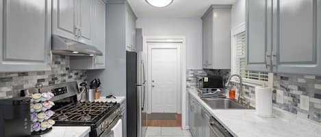 Refrigerador, microondas, horno y parrilla de estufa