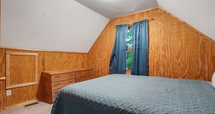 Retreat Cabin #5 | Hocking Hills, Sleeps 6