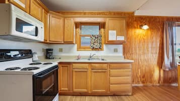 Coffee/tea maker, fridge, microwave, oven