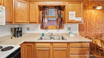 Microondas, cafetera/tetera, utensilios de cocina