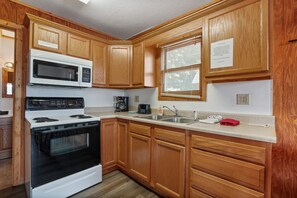 Een koelkast, een microgolfoven, een oven, een kookplaat