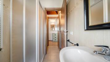 Bruser, hårtørrer, bidet, håndklæder