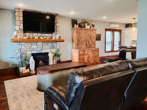 TV, fireplace
