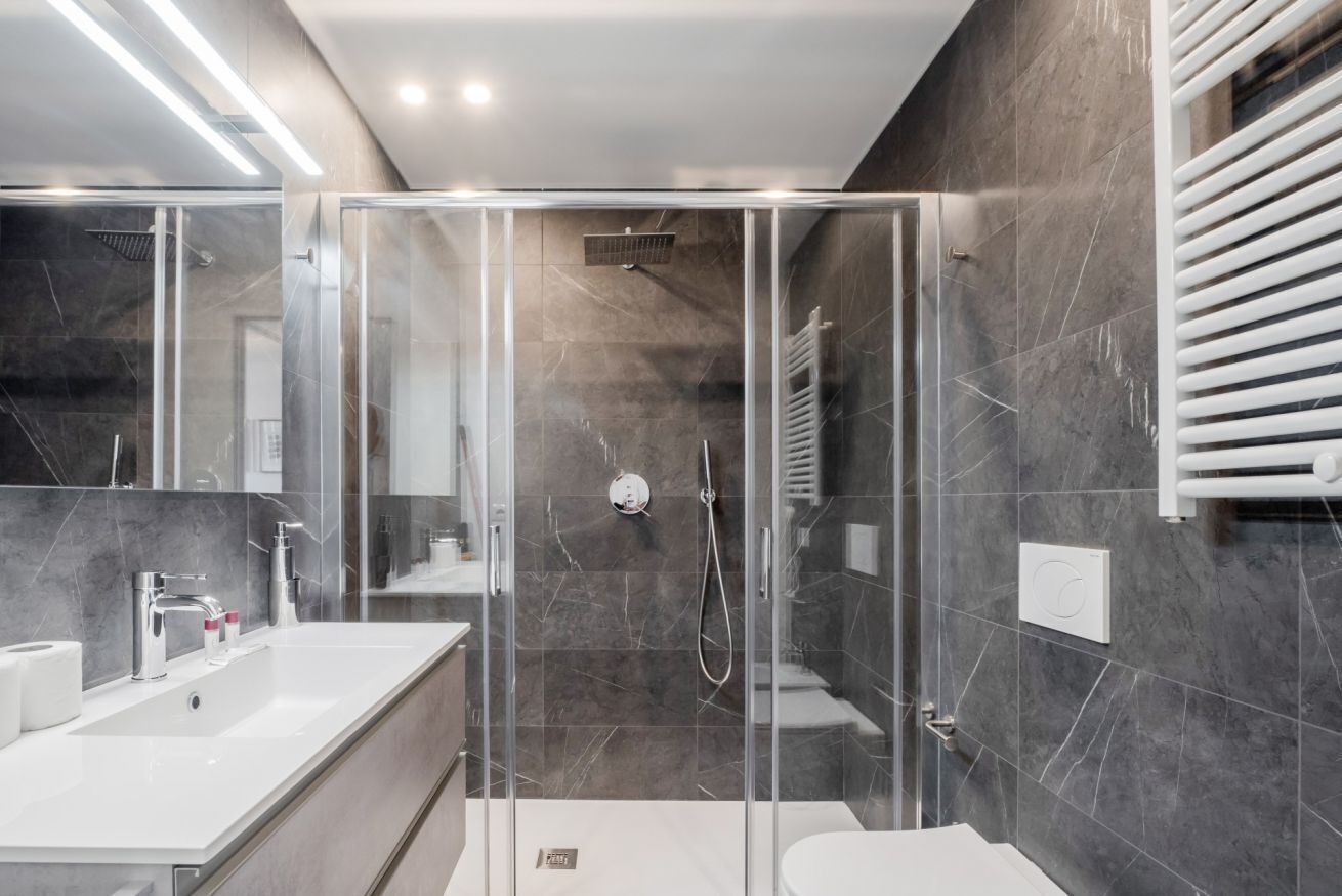 Douche, séchoir à cheveux, bidet, serviettes fournies