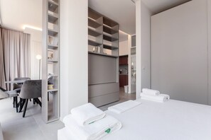 1 slaapkamer, een strijkplank/strijkijzer, wifi, beddengoed
