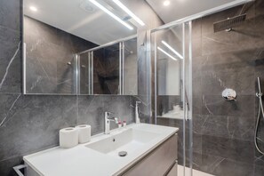 Bruser, hårtørrer, bidet, håndklæder