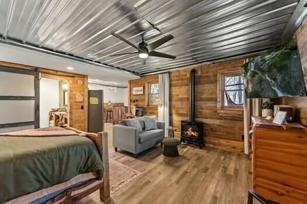 1 bedroom, travel crib, WiFi, bed sheets - Pet Friendly Cabin in Ellijay Ga

 (Ellijay)
