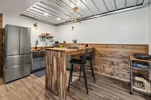 Fridge, oven, stovetop, coffee/tea maker - Pet Friendly Cabin in Ellijay Ga

 (Ellijay)