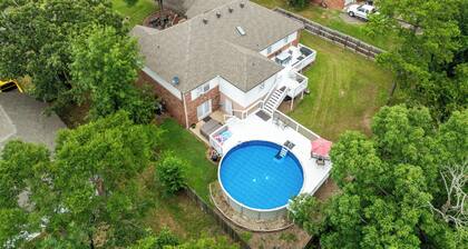 Pool, Hot Tub, Game Room & Sleeps 18! By StayLage