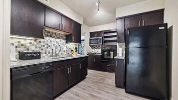 Een koelkast, een microgolfoven, een oven, een kookplaat