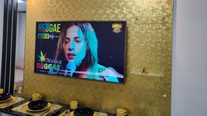 A television screen displaying a reggae music event with a crown logo and the text "Música Reggae O Melhor do Reggae Internacional". - Renomado Apartamento em Curitiba  (Curitiba)