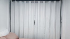 A bedroom with a bed, pillows, and a rolled towel. - Renomado Apartamento em Curitiba  (Curitiba)