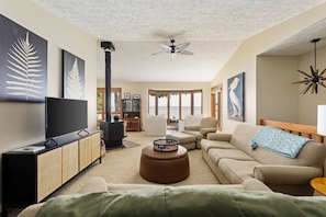Smart TV, fireplace, DVD player, table tennis