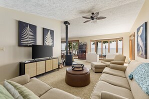 Smart-tv, een open haard, een dvd-speler en een tafeltennistafel