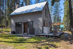 Exterior - Frosty Pines Cabin: Cozy 2 Bedroom Family Retreat (Soda Springs)