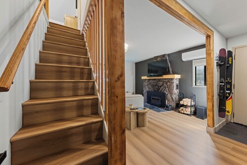 Frosty Pines Cabin: Cozy 2 Bedroom Family Retreat