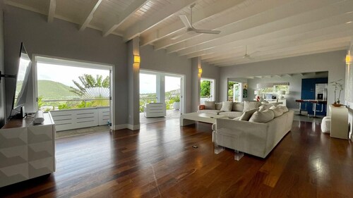 Fabulously Located 3-bed villa with large swimming pool in wonderful Frigate Bay