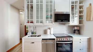 冷蔵庫、電子レンジ、オーブン、コンロ