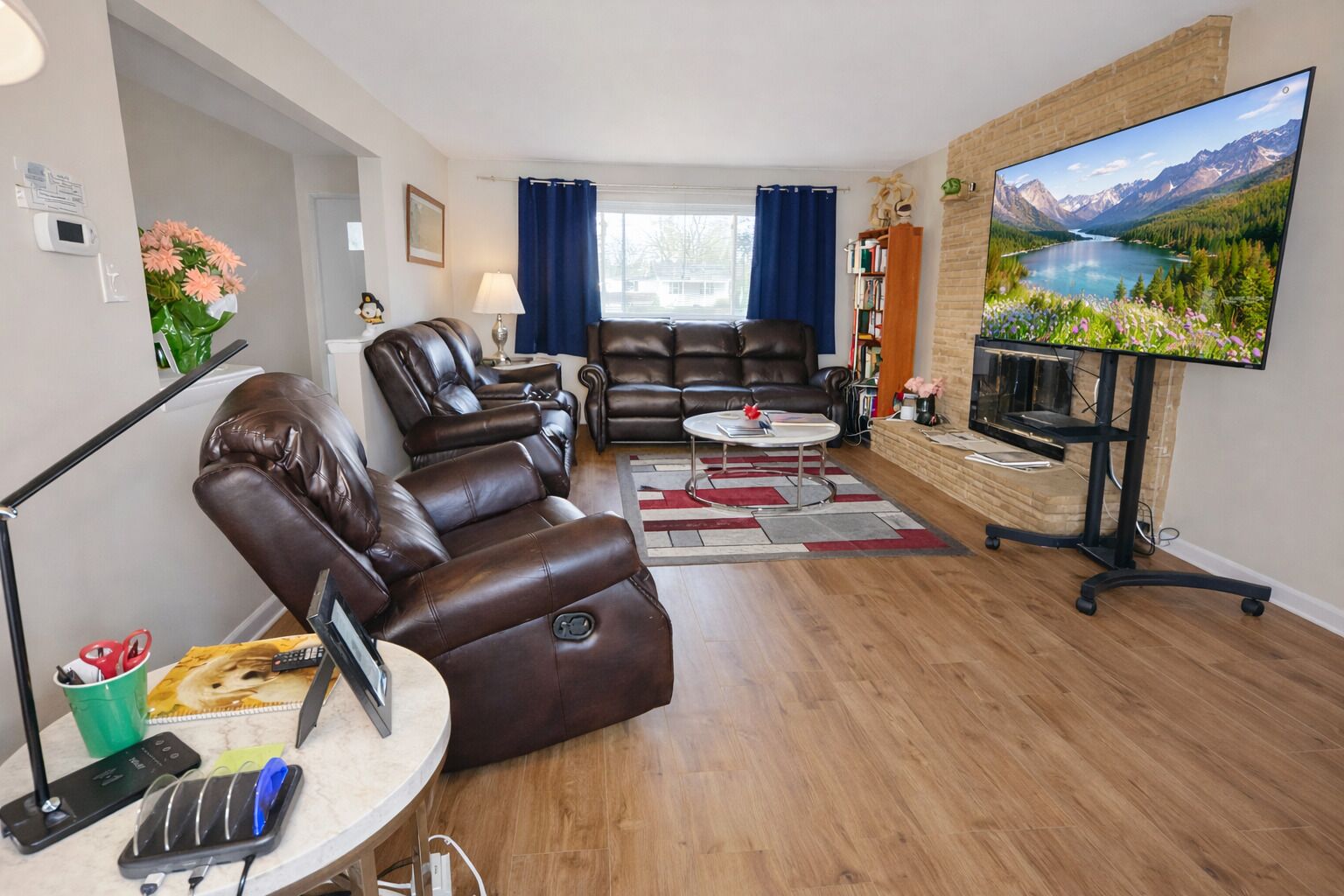 Älytelevisio, videopelejä, kirjoja, tietokoneen näyttö