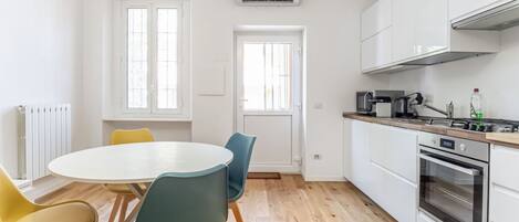 Fridge, microwave, oven, stovetop