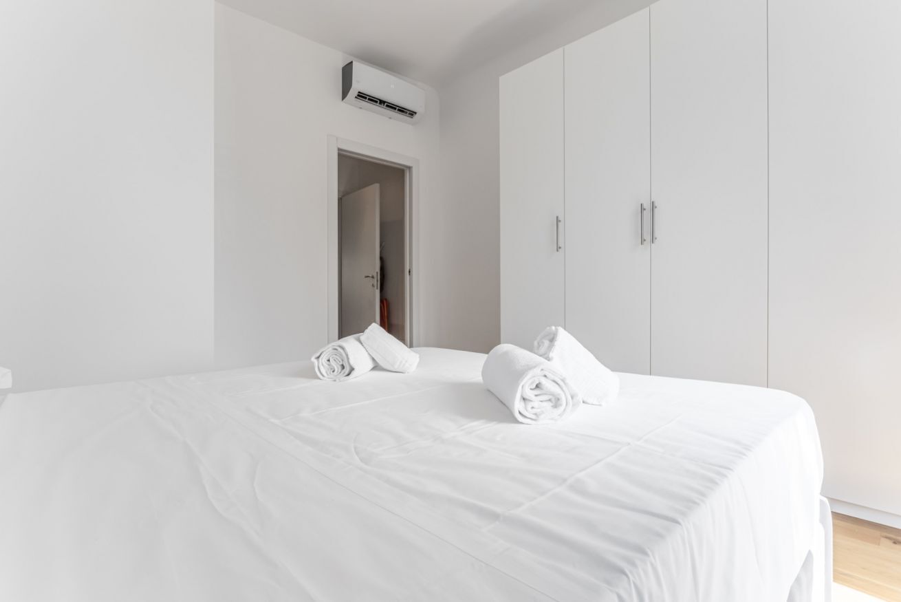 1 dormitorio, tabla de planchar con plancha, wifi y ropa de cama