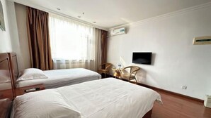 A hotel room with two beds, a television, a desk with a chair, and an air conditioning unit. - Runyang Jiayue Hotel (Dalian Jinzhou Railway Station) (Dalian)