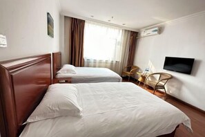 A hotel room with two beds, a television, a chair, and a window with curtains. - Runyang Jiayue Hotel (Dalian Jinzhou Railway Station) (Dalian)
