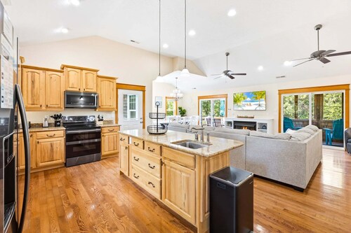 Big Guppy: Pool, Elevator, Hot Tub, Dog-Friendly