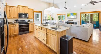 Big Guppy: Pool, Elevator, Hot Tub, Dog-Friendly