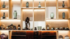 A display of various ceramic and glassware on shelves. - Zhongwei Sunny Hotel (Jinyun)