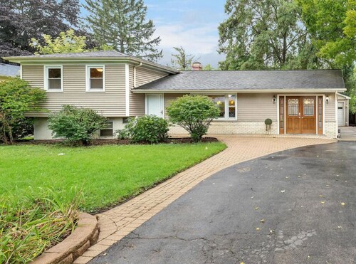 Charming 4-bedroom house with fence yard, WiFi, and in a great location.